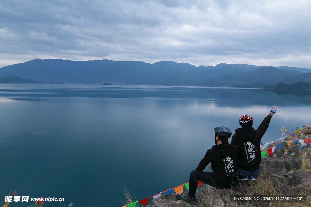 湖畔旅人 畅享自然之美