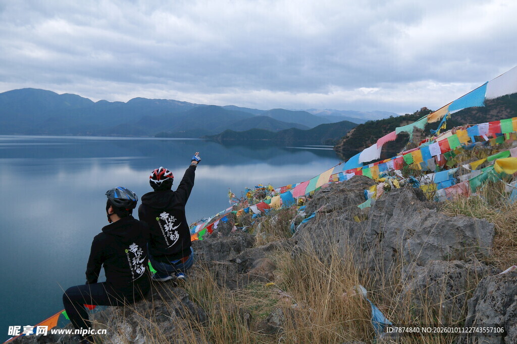 湖畔经幡旁的骑行者