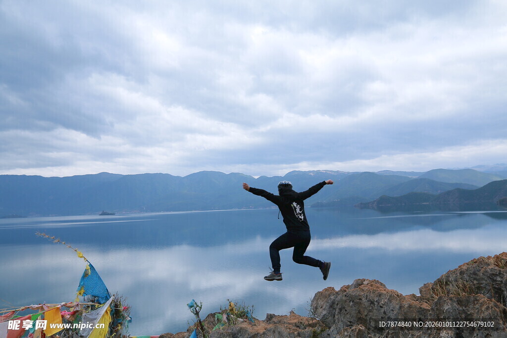 湖畔跃起的快意身影