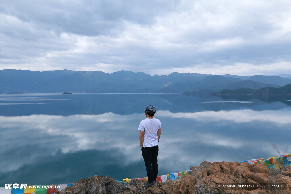 男子立于湖畔眺望远方