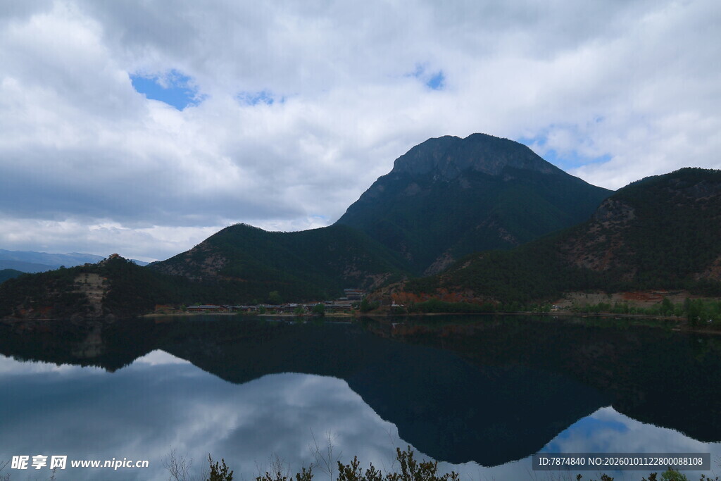 山水倒影的静谧自然景致