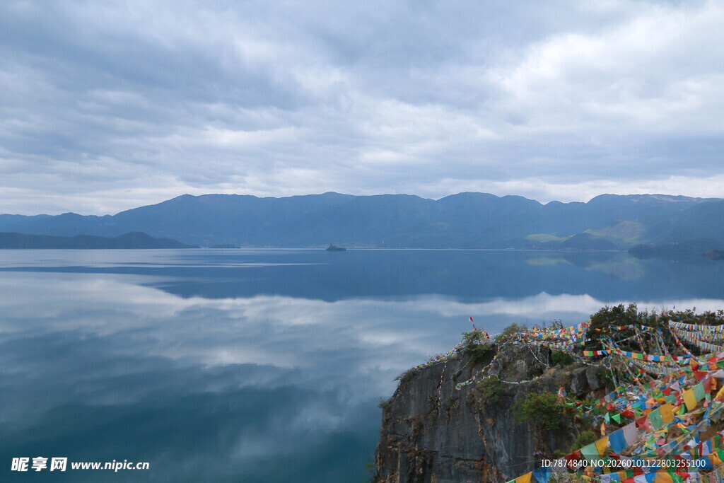 湖畔经幡美景