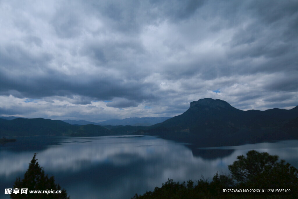 云雾缭绕的山水美景