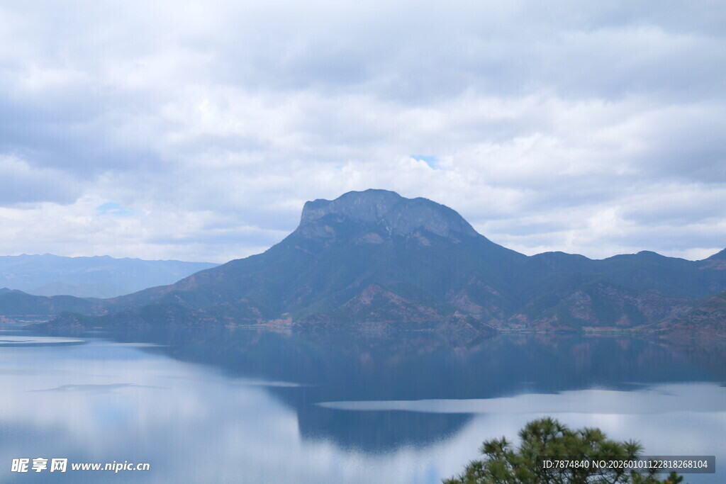 湖光山色中的巍峨山峰