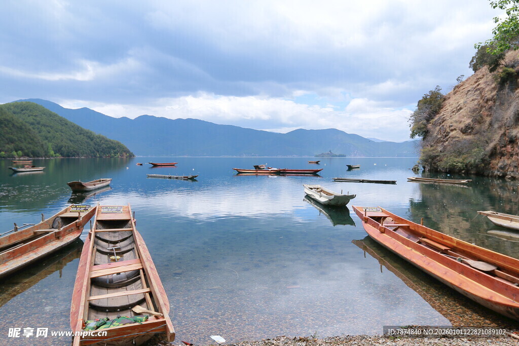 宁静湖畔停泊的古朴小船