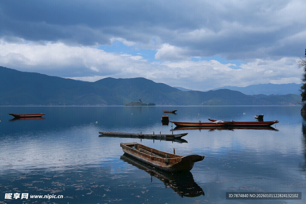 宁静湖面上的几叶扁舟
