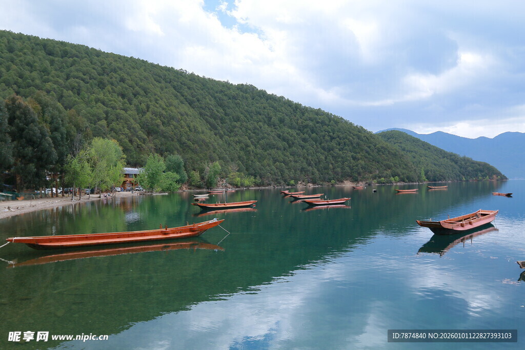 宁静湖面上的几叶扁舟