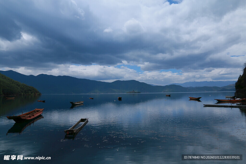宁静湖面与远山的美丽景致