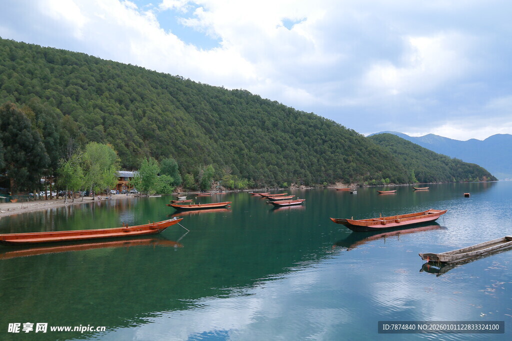 宁静湖畔停泊的多彩船只