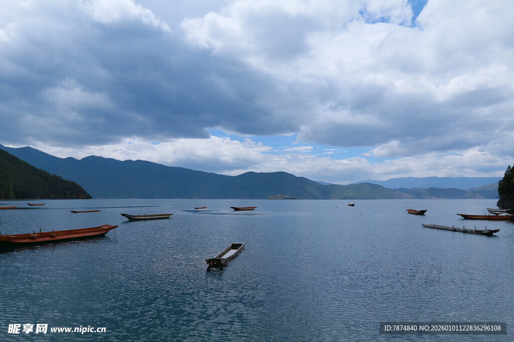 宁静湖景中的悠然小船