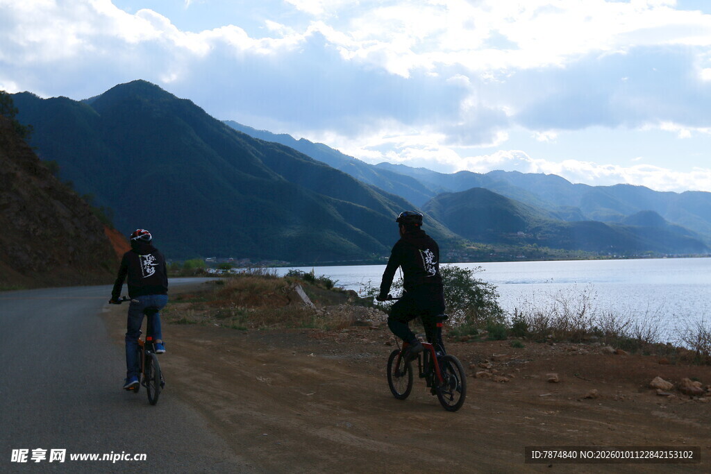 公路骑行赏湖山美景