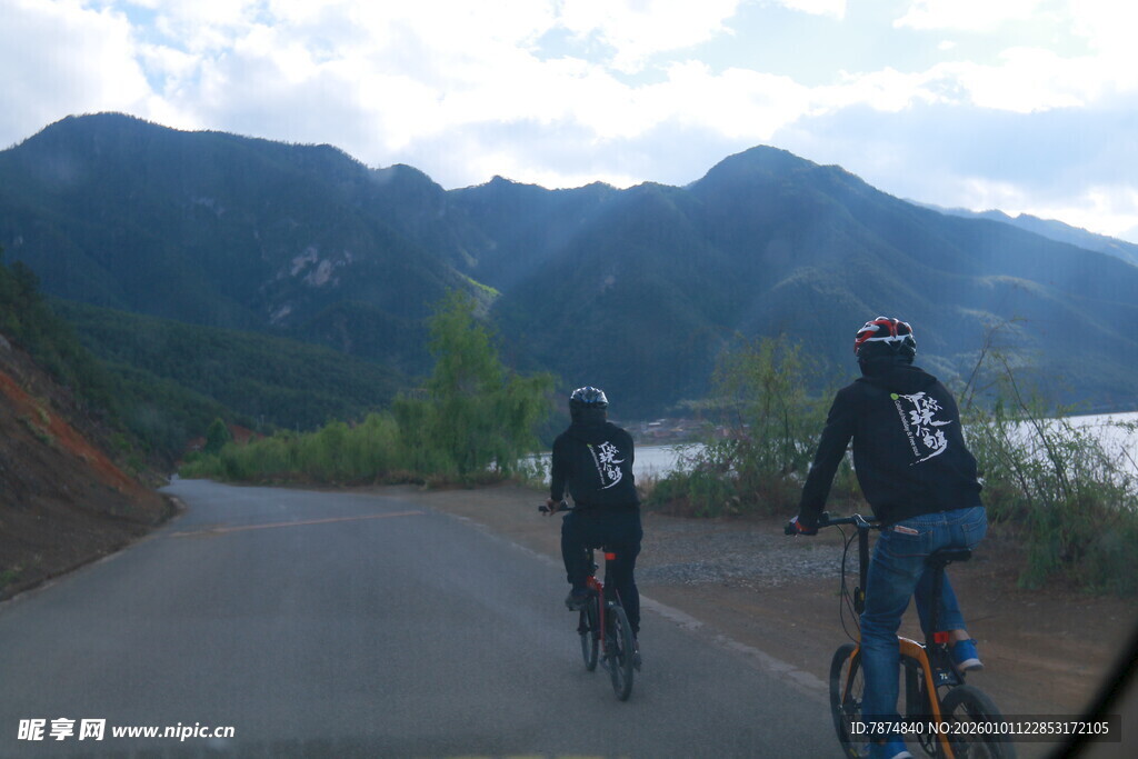 山间骑行者的惬意之旅