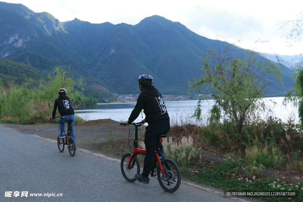 湖畔骑行的两人