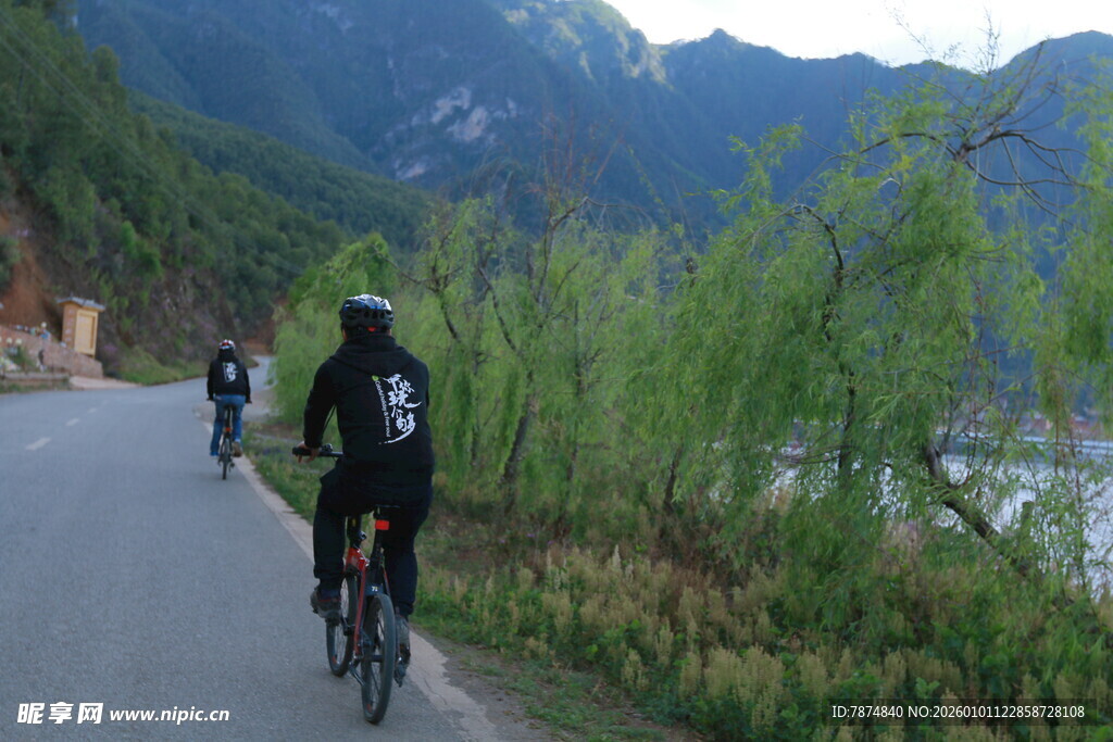 山间骑行者 畅享自然风景