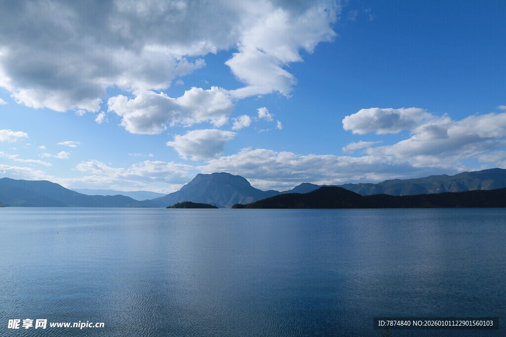 宁静湖景与蓝天白云