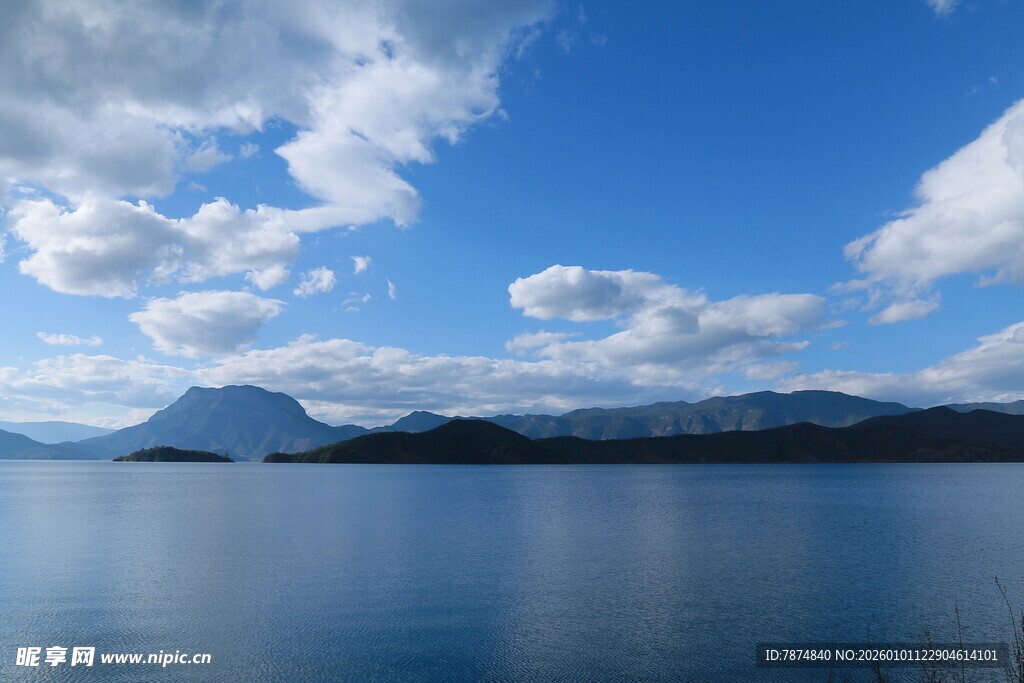 宁静湖景与远处山峦