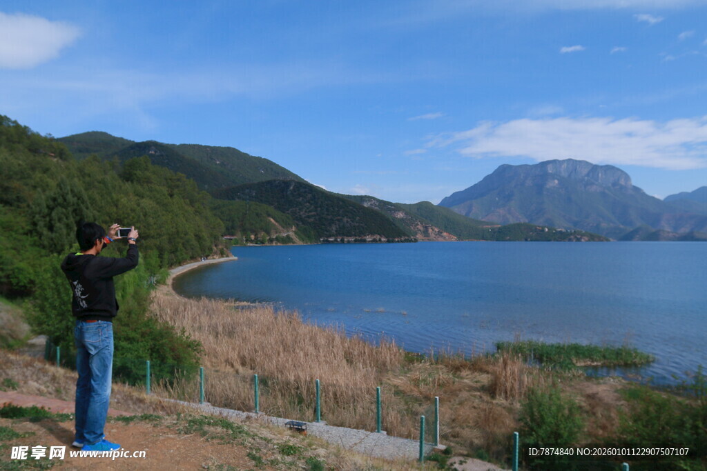 湖畔旅人赏景瞬间