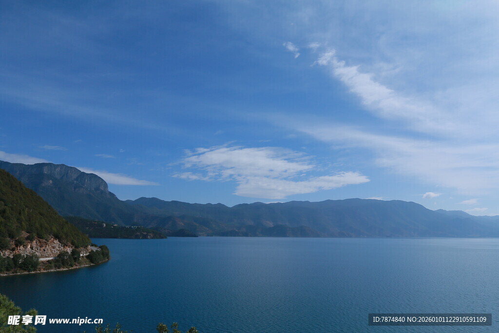 宁静湖景与远山蓝天