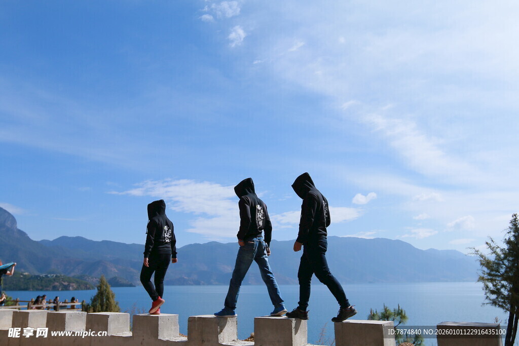 三人户外漫步美好瞬间