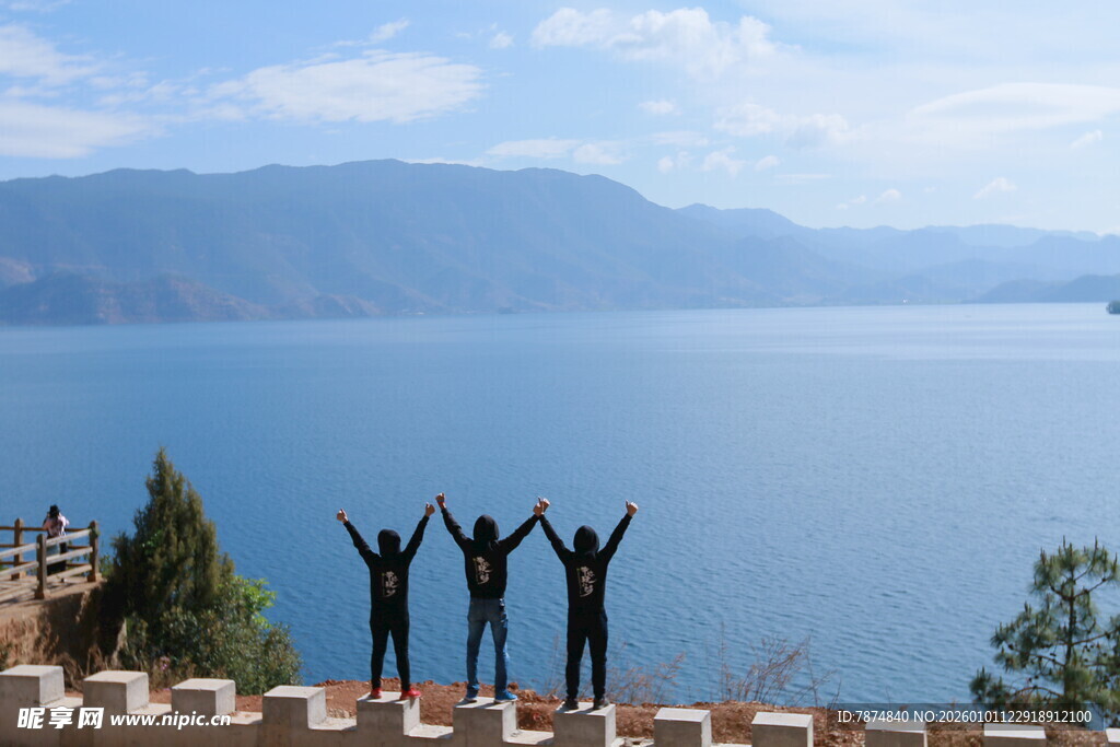 湖畔三人欢呼赏美景