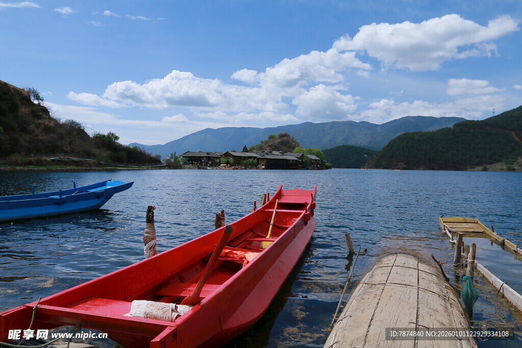 湖畔红船停靠在木质码头
