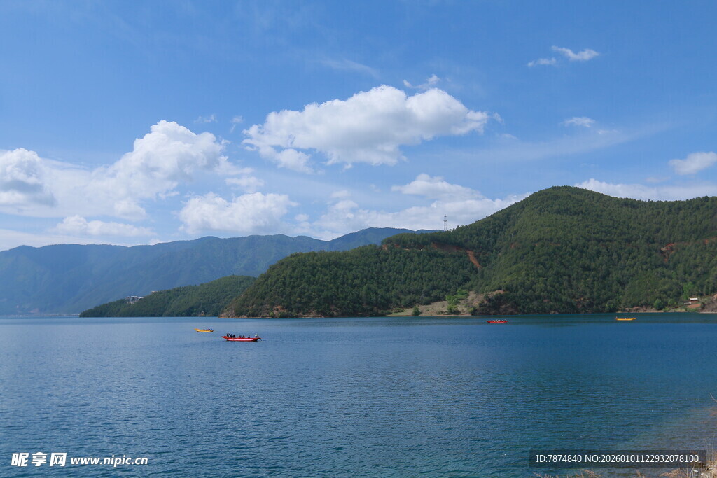宁静湖景与远山相映成趣