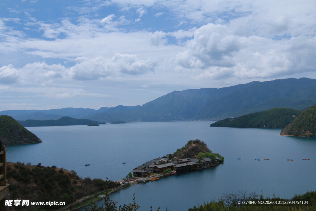 湖光山色中的独特岛屿