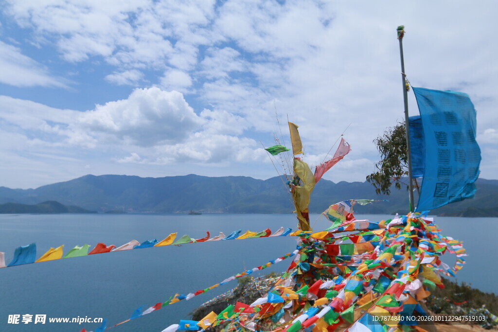 湖畔经幡飘扬的美丽景致
