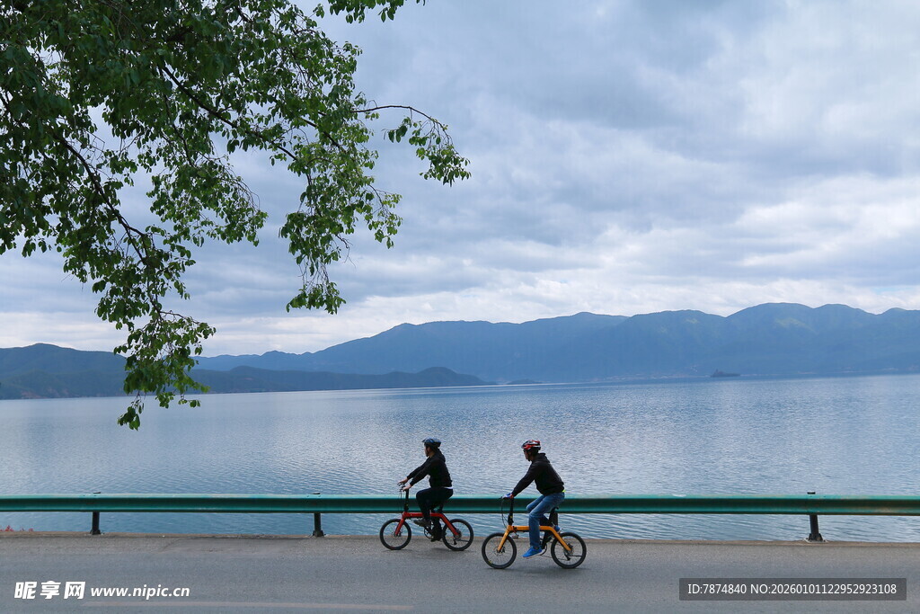 湖畔双人骑行美景