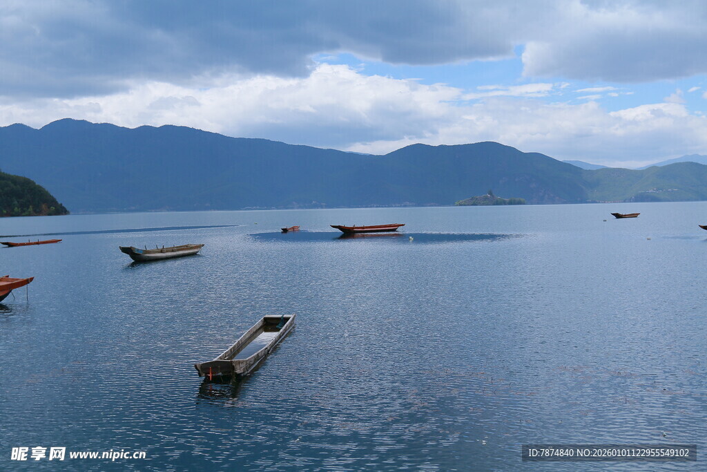 宁静湖面的漂浮船只