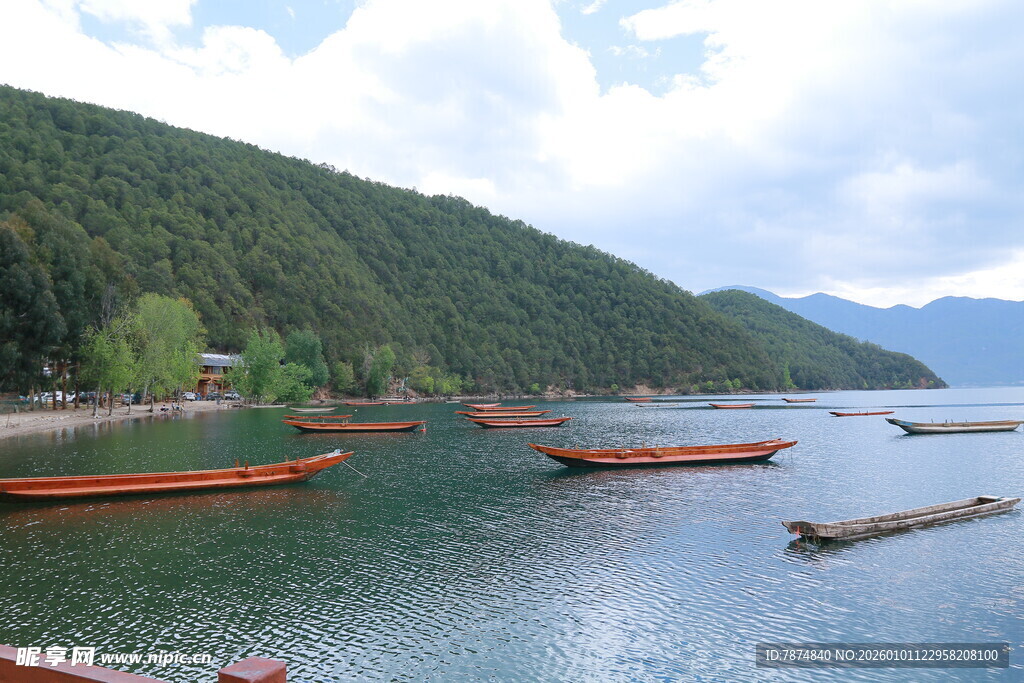 青山绿水间的停泊船只