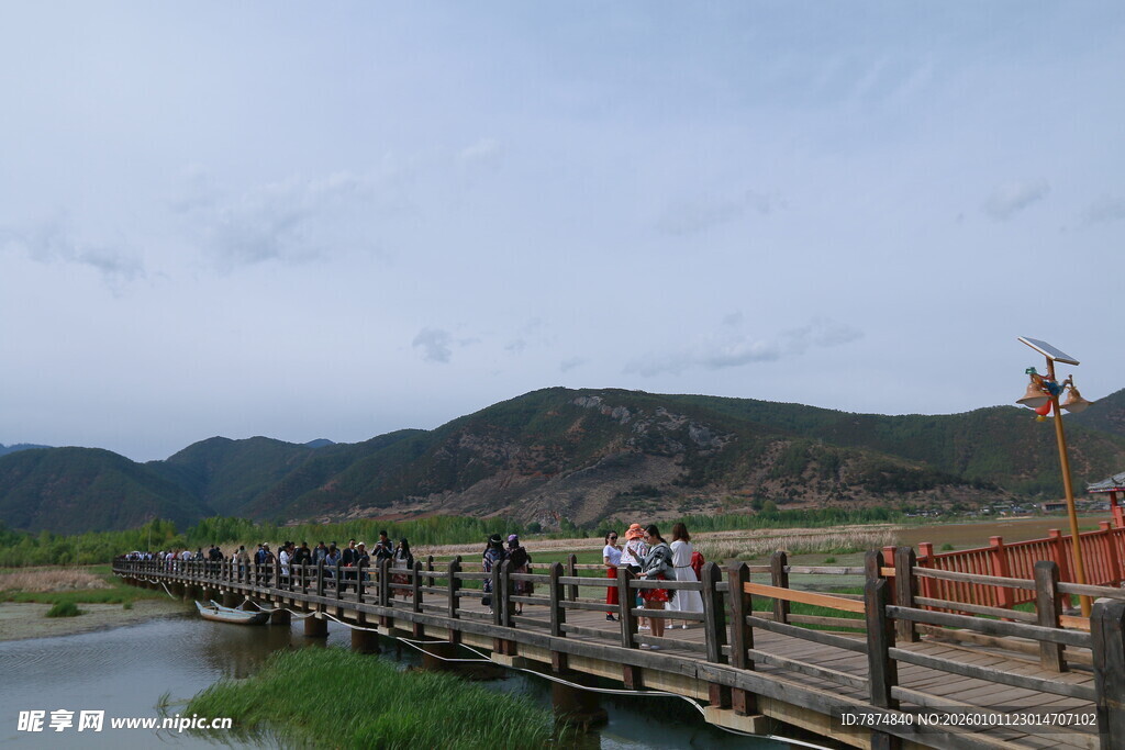 河畔木桥游人漫步赏景