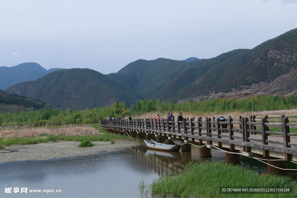 桥上行人与山水美景