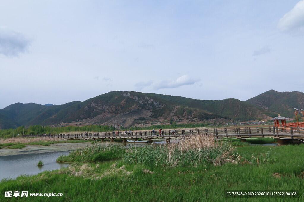 河畔远山风景如画