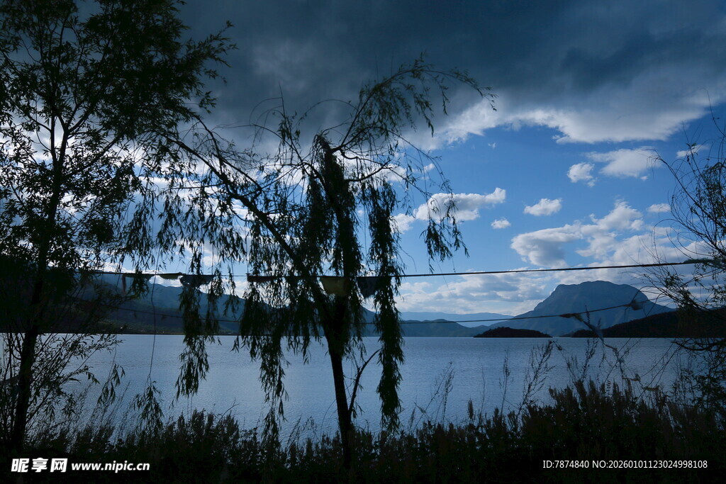湖畔暮色风景