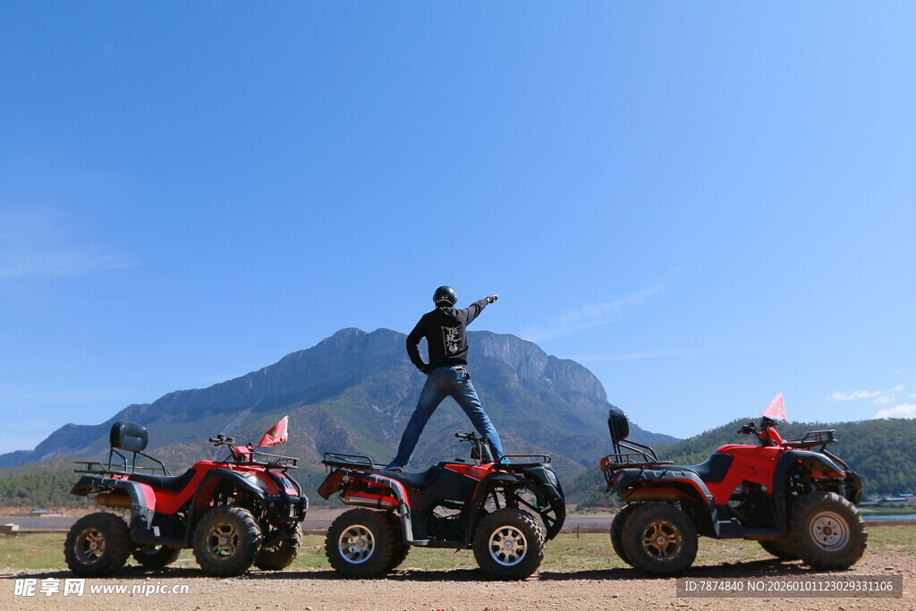 人立于四轮车上展示活力