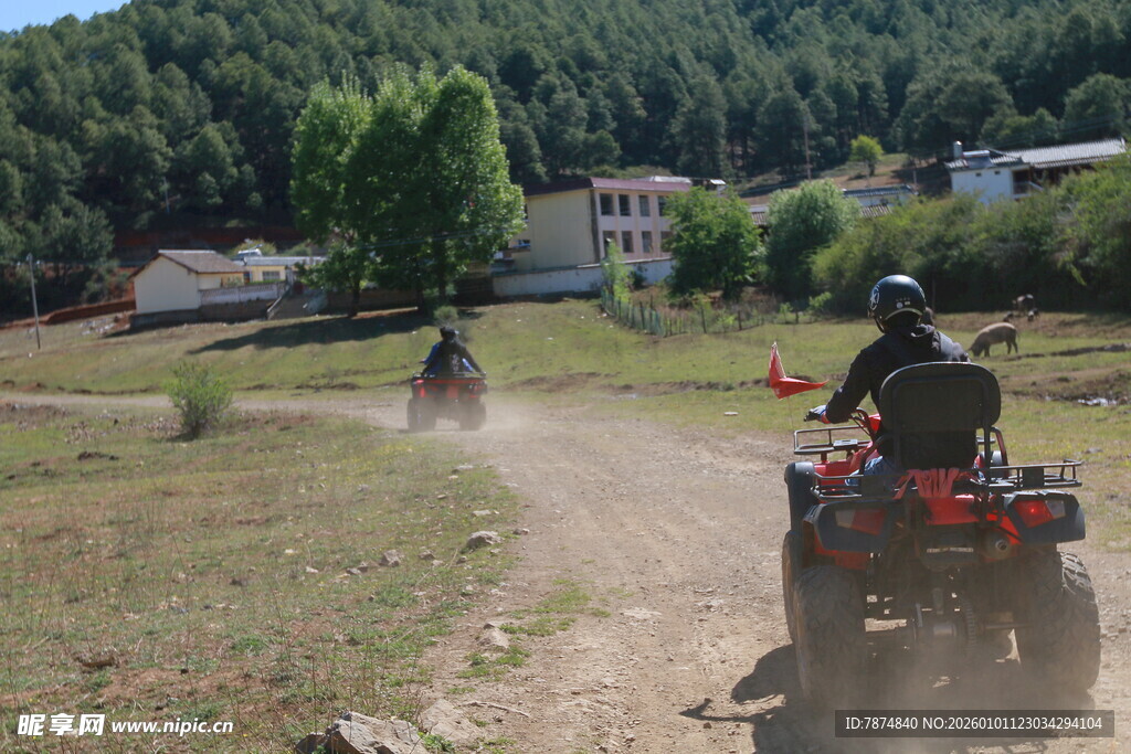 两人驾驶四轮摩托驰骋野外