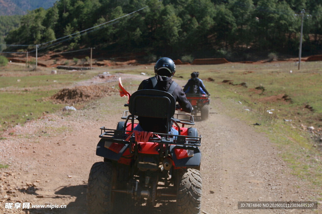 四轮摩托驰骋于乡间小道