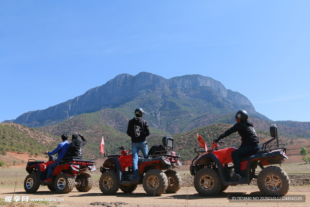 山地四轮摩托骑行风景