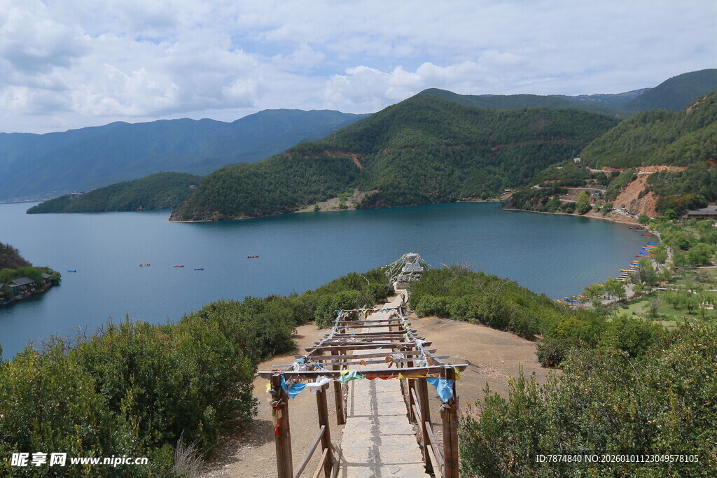 山间栈桥临湖美景