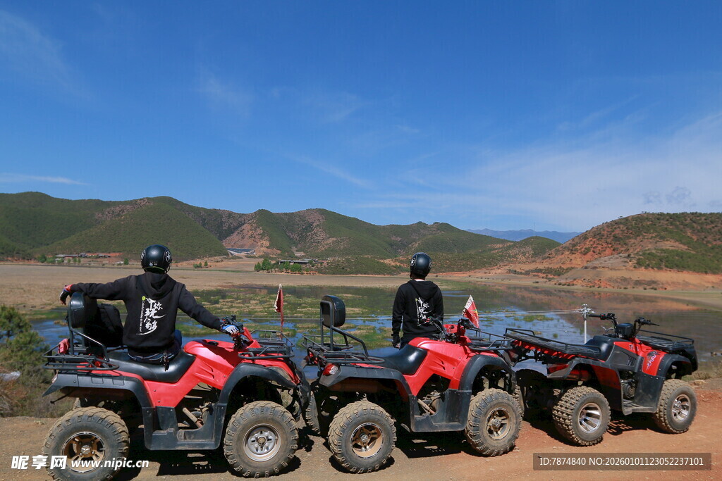 四人四轮摩托户外风景照