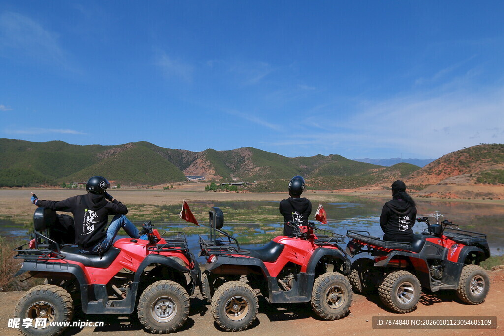 四人驾驶沙滩车驰骋山间