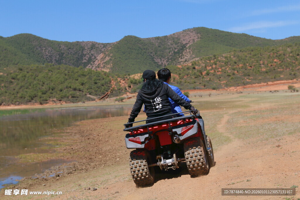 两人驾驶沙滩车驰骋户外