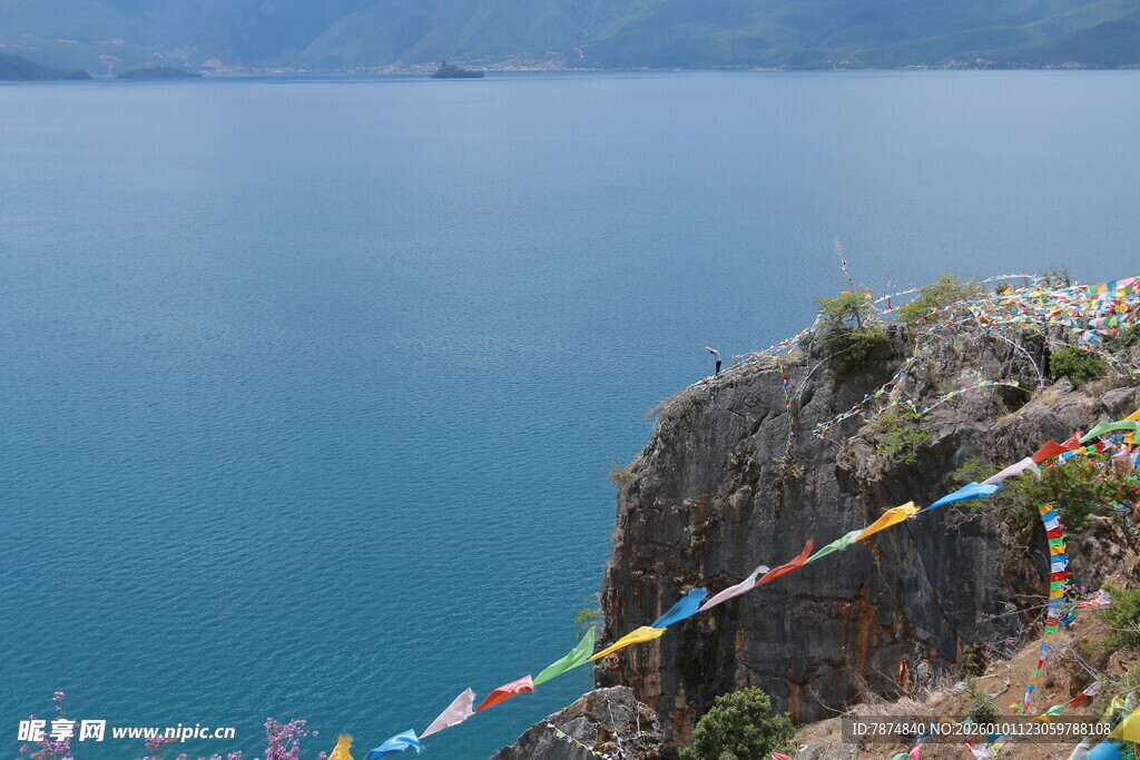 湖畔悬崖上的五彩经幡