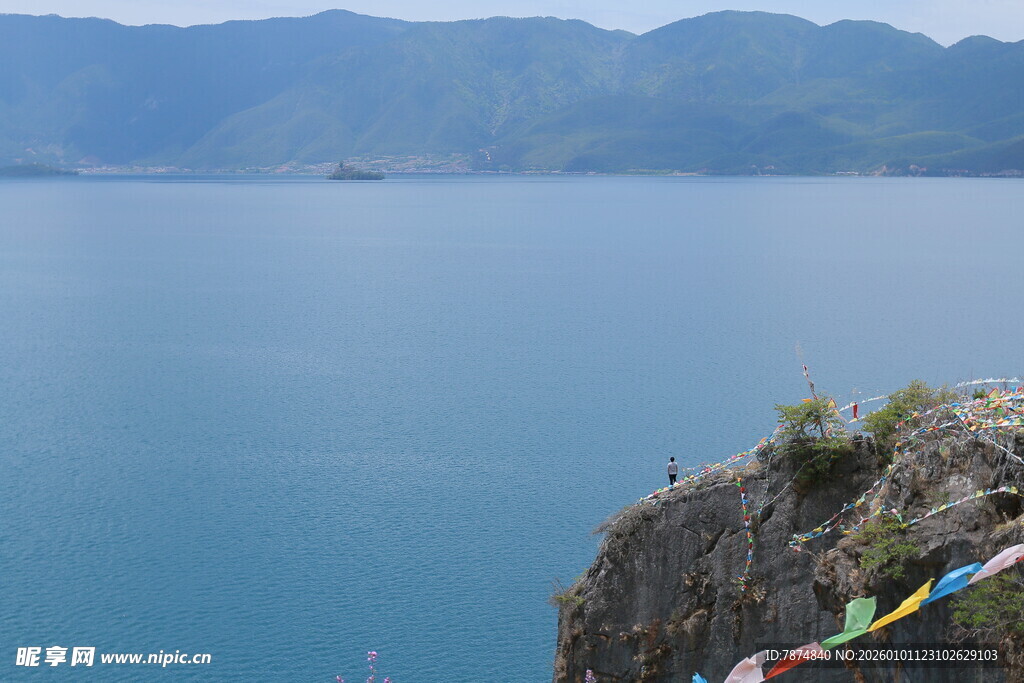 湖畔悬崖边的多彩经幡