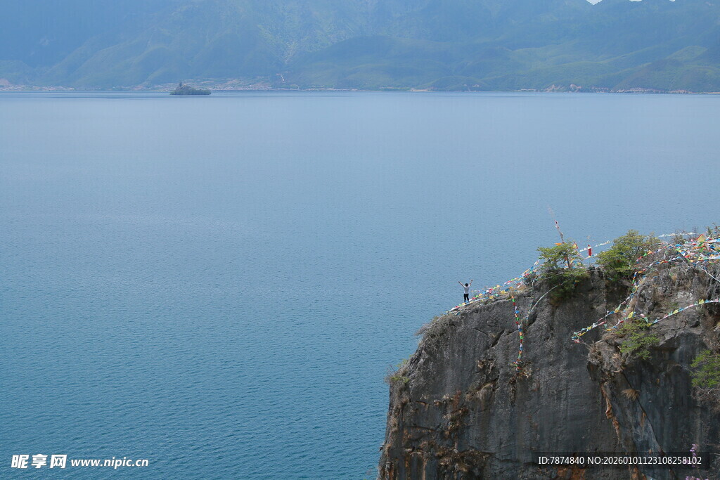 悬崖边的静谧湖景