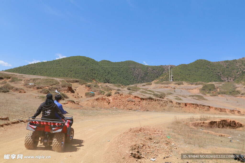 沙漠中双人驾驶四轮摩托