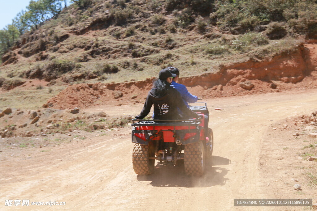 男子驾驶四轮摩托在山路