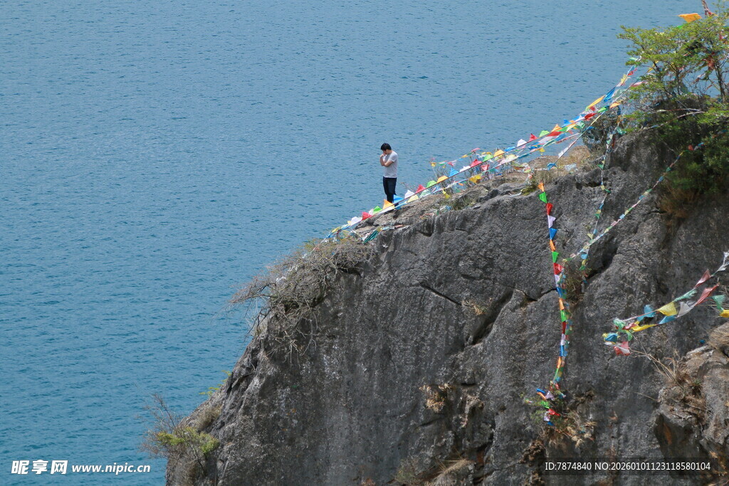 悬崖边的彩色经幡与人物