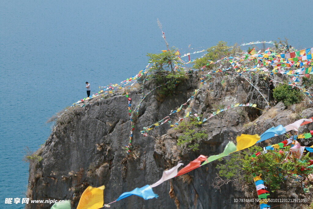 悬崖边的经幡与观景人